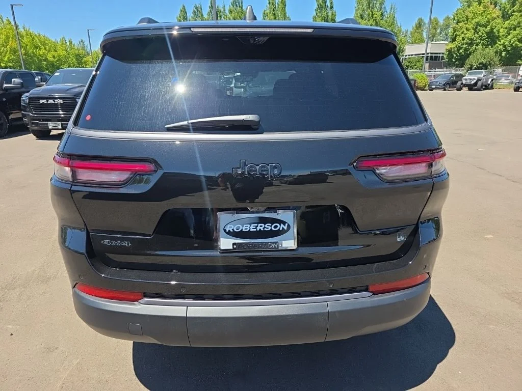 New 2026 Diamond Black Crystal Pearl-Coat Exterior Paint Jeep Limited image 4