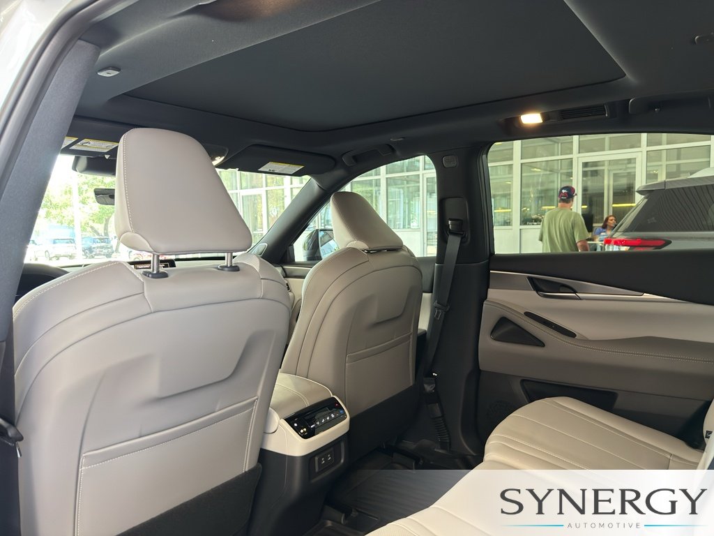 New 2027 RADIANT WHITE INFINITI Luxe AWD image 30