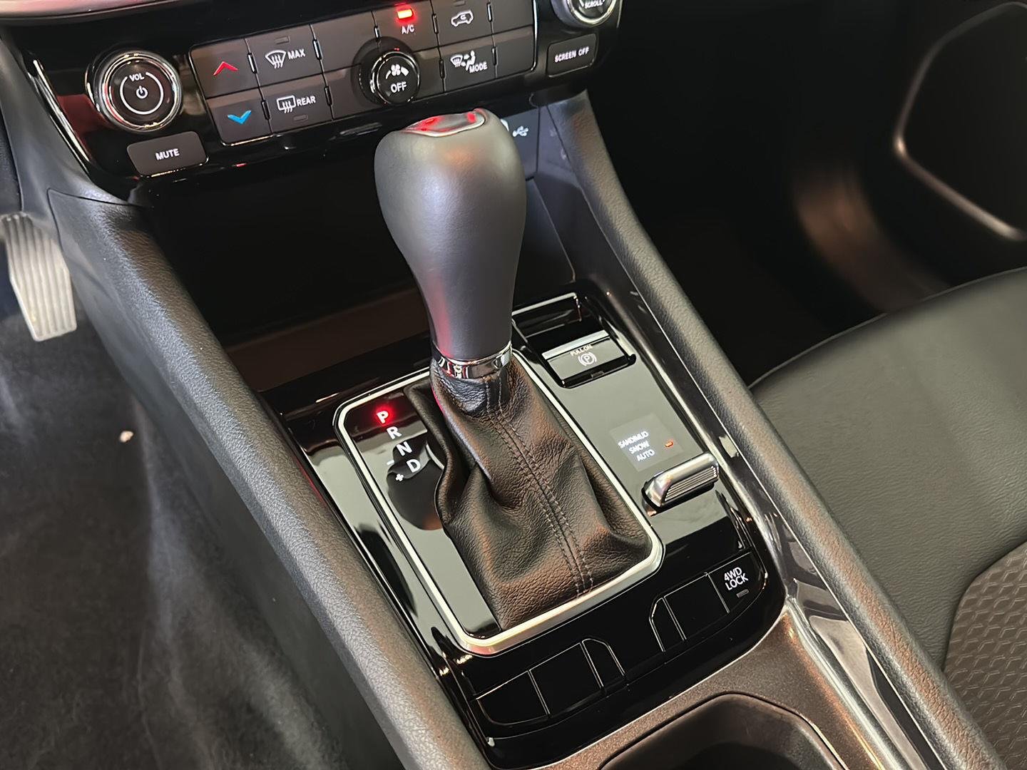 Used 2024 Bright White Clearcoat Jeep Latitude image 17