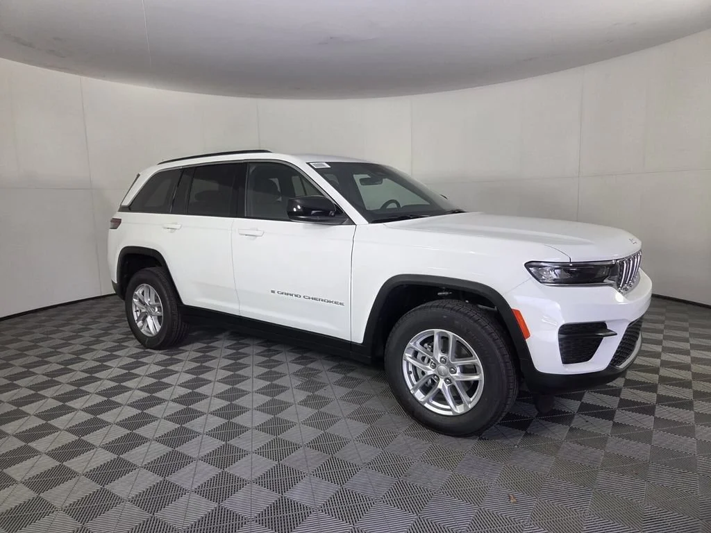 New 2026 Bright White Clear-Coat Exterior Paint Jeep Laredo X image 15