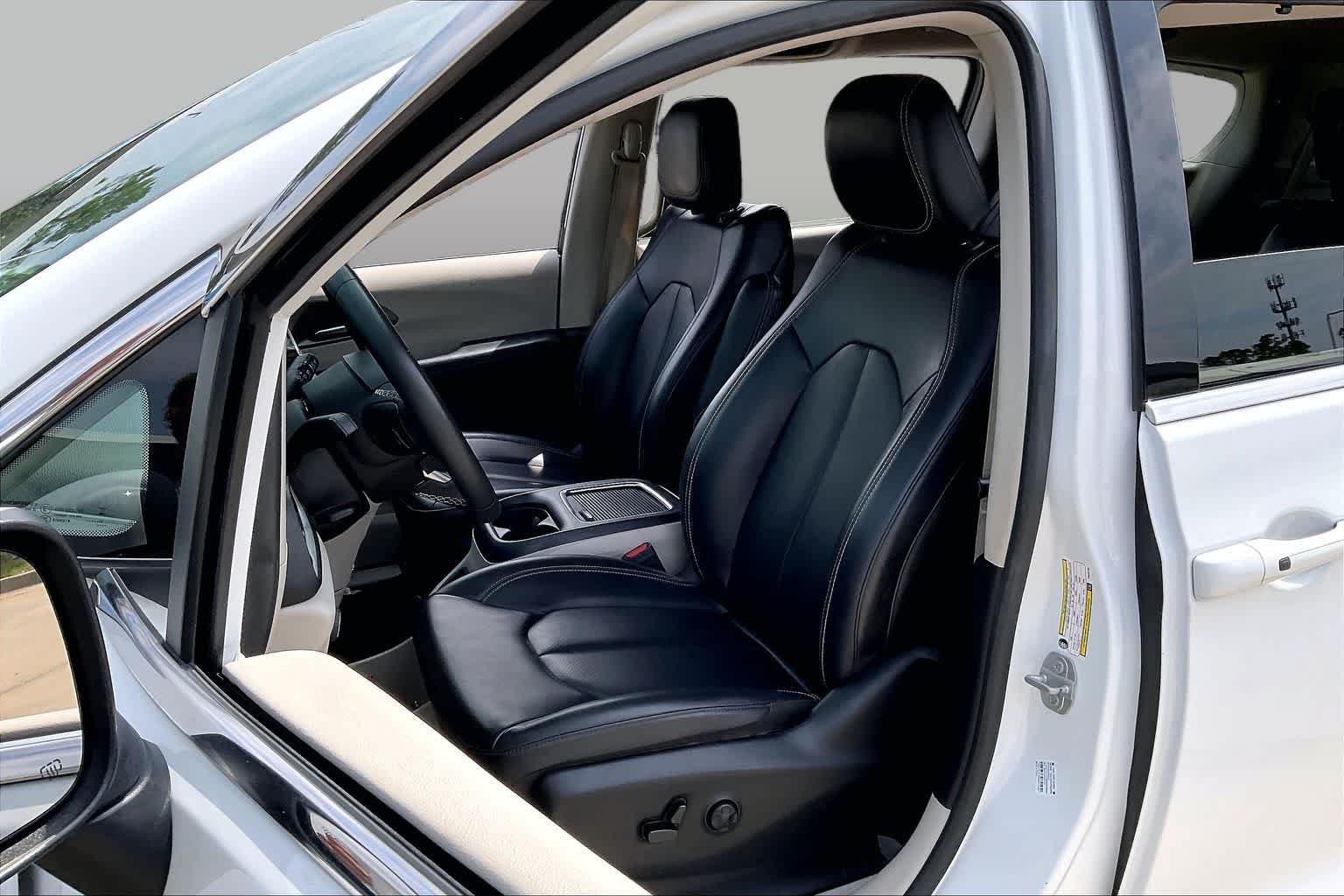 Used 2023 Bright White Clearcoat Chrysler Touring L image 15