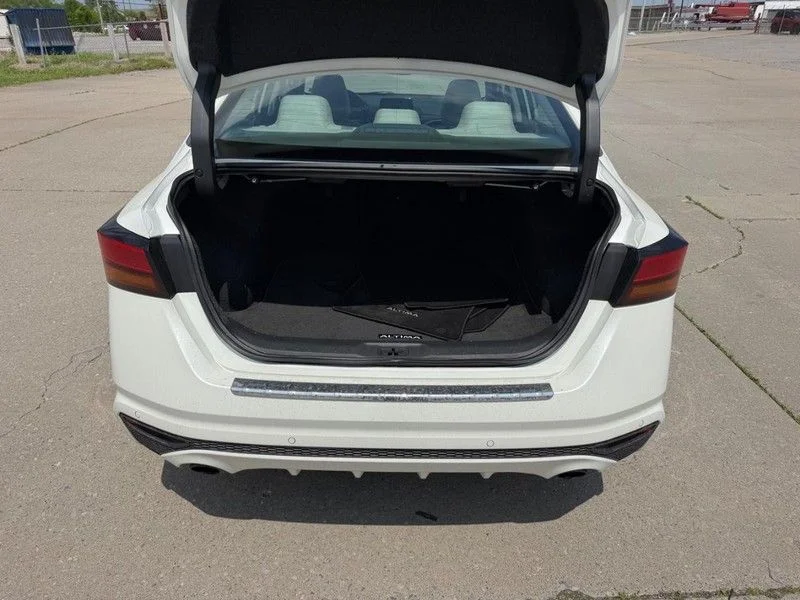 Used 2019 White Nissan 2.5 Platinum image 5