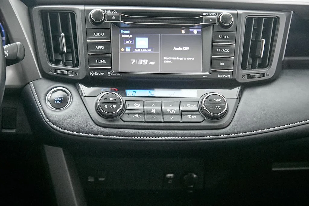 Used 2018 White Toyota XLE image 26
