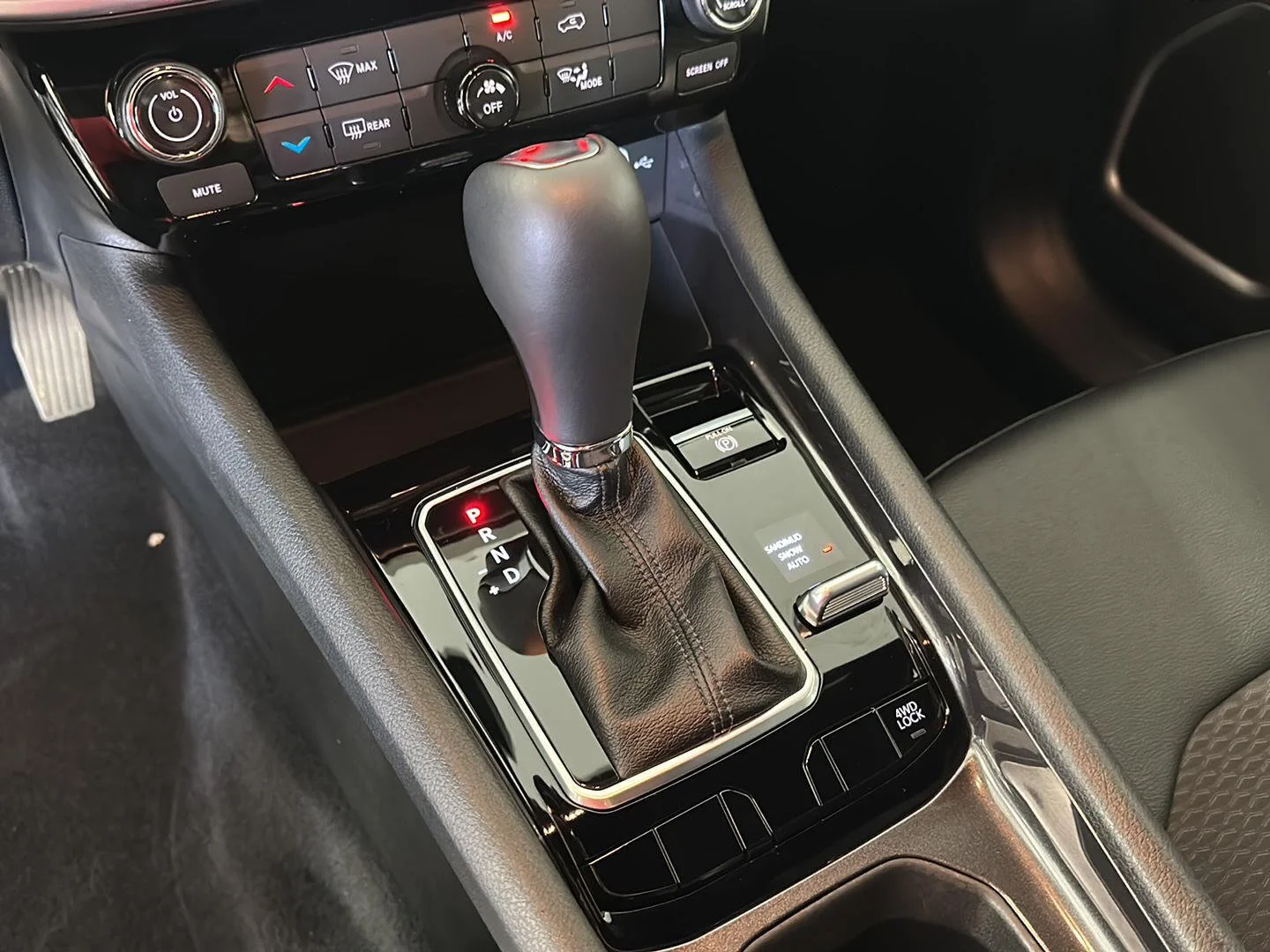 Used 2024 Bright White Clearcoat Jeep Latitude image 17