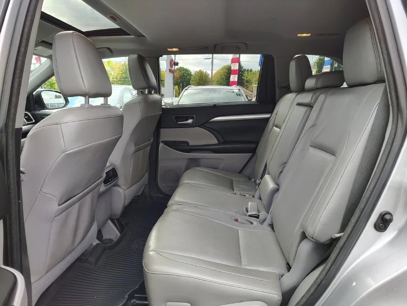 Used 2018 Silver Toyota XLE image 11