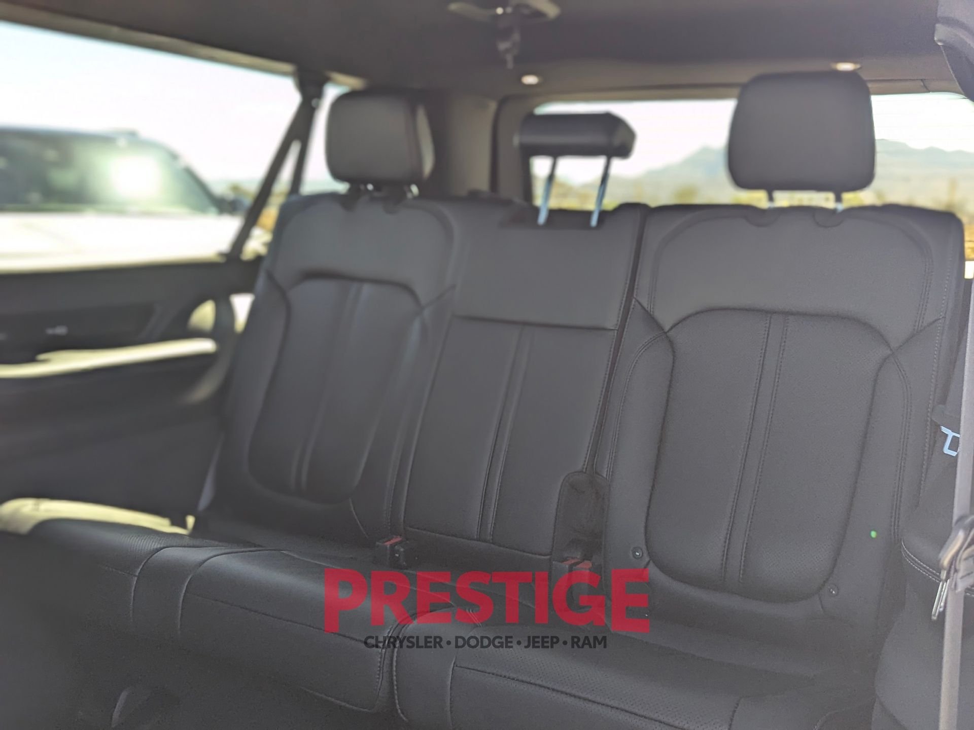 New 2026 Bright White Clear-Coat Exterior Paint Jeep Summit Obsidian image 27