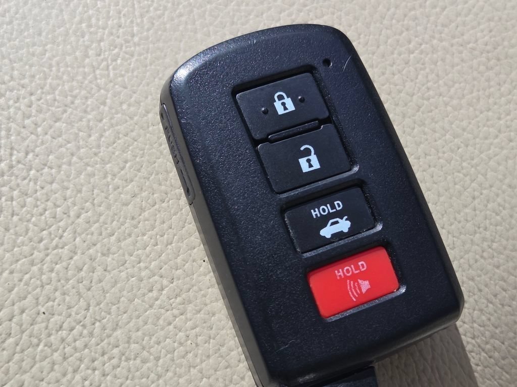 Certified Used 2018 Creme Brulee Toyota XLE Premium image 39