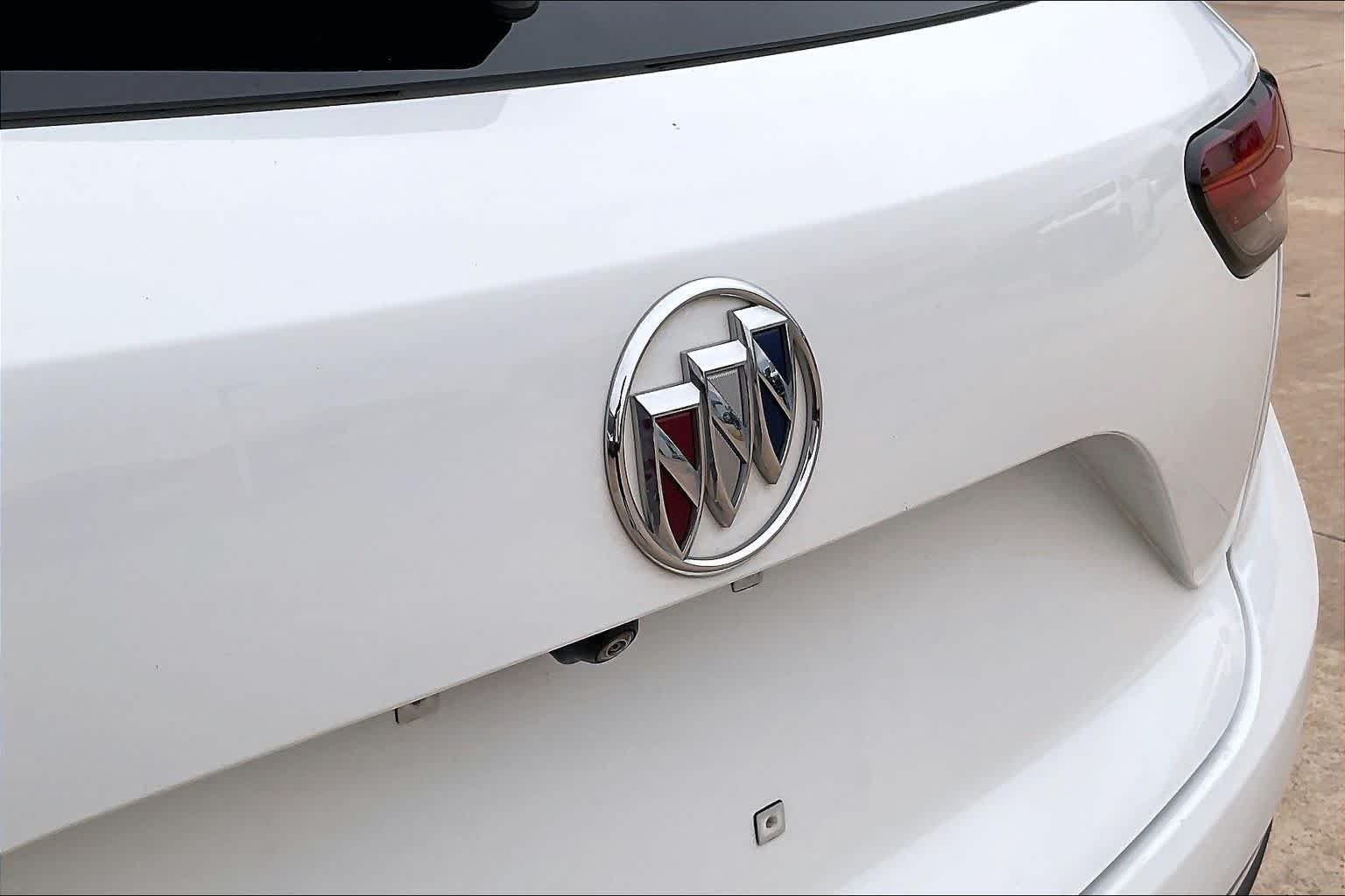 Used 2023 SUMMIT WHITE Buick Essence image 28