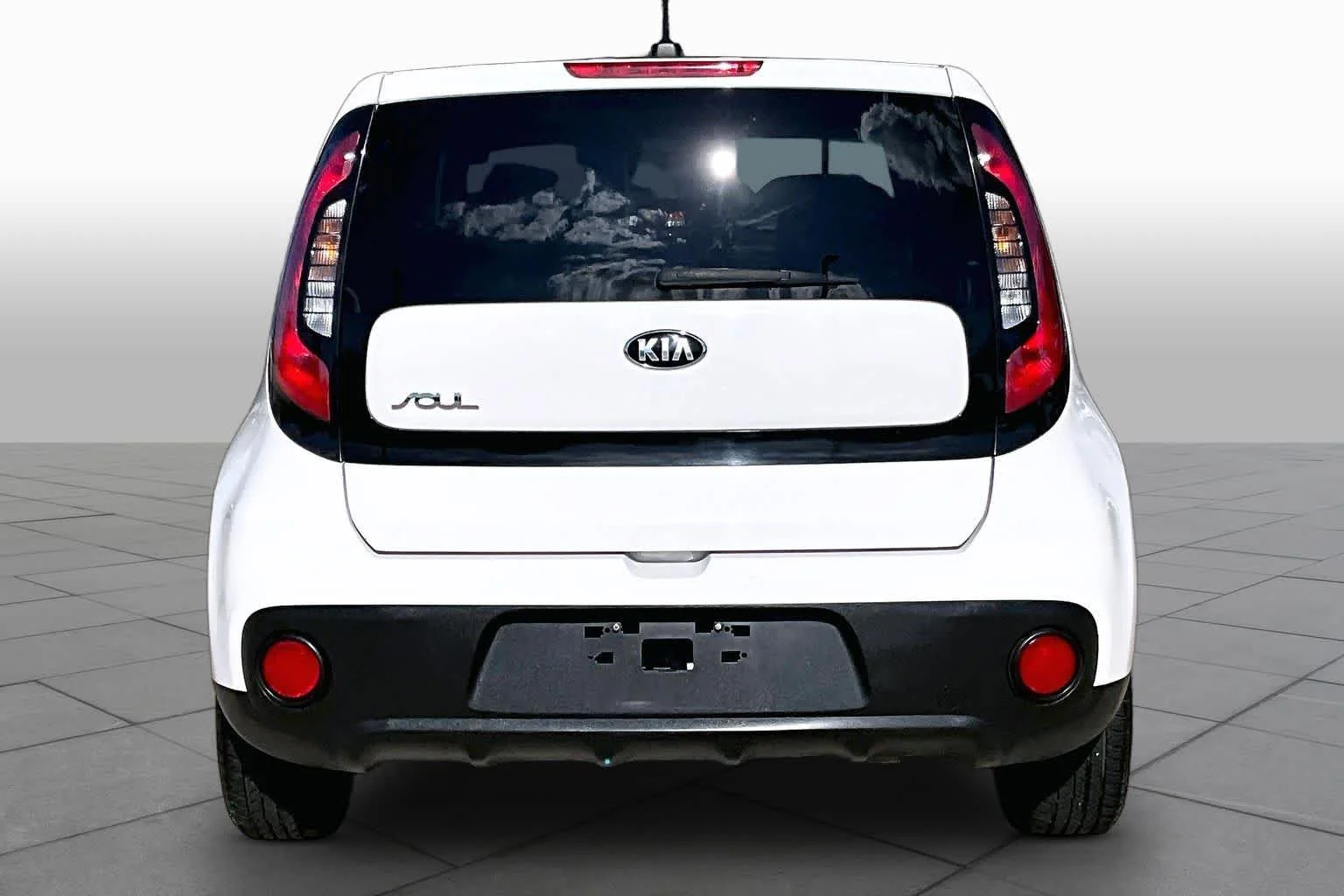 Used 2018 Clear White Kia Base image 5
