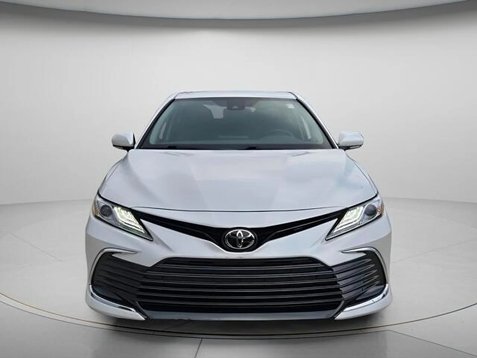 Used 2021 Wind Chill Pearl Toyota XLE image 4
