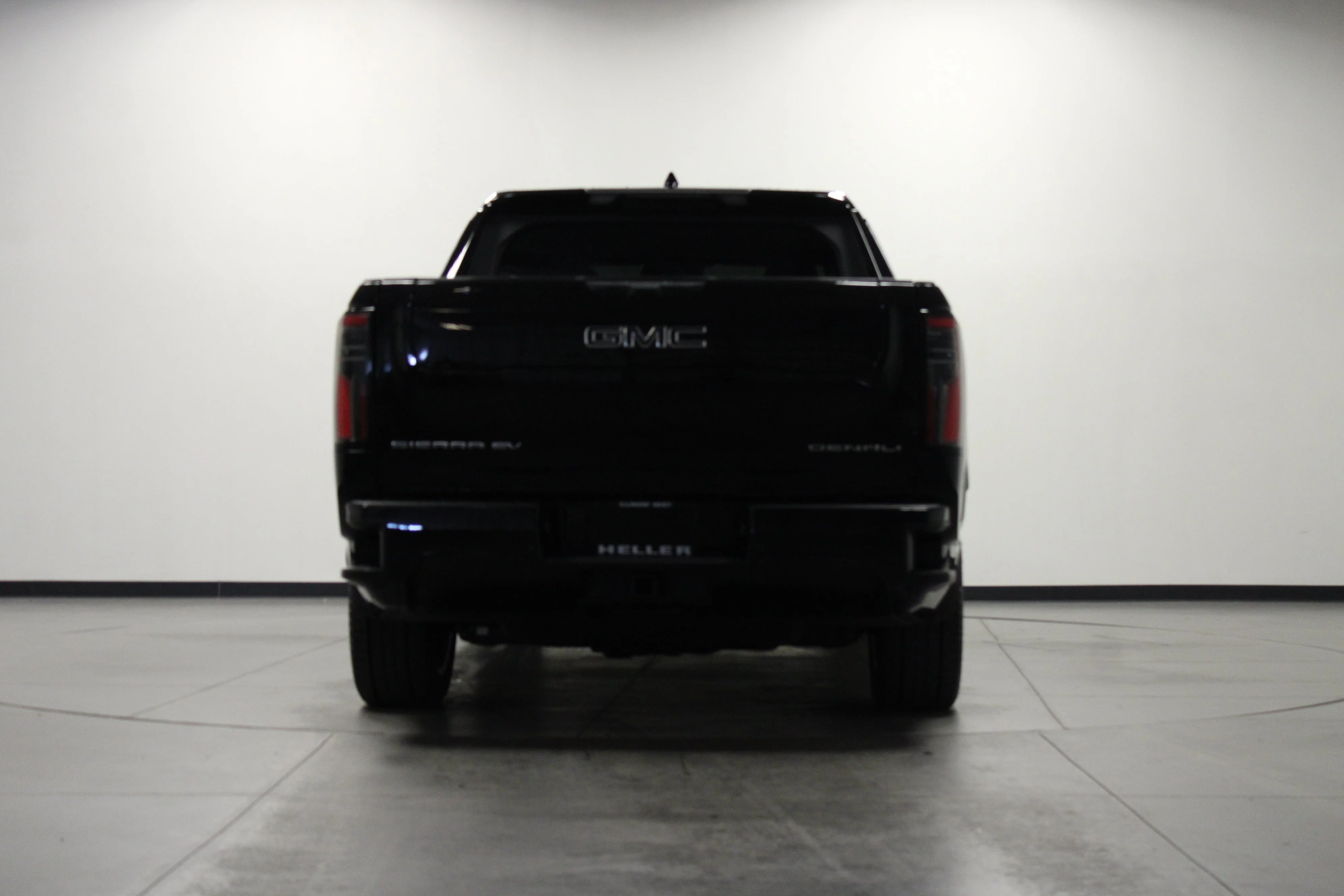 Used 2025 Onyx Black GMC Max Range Denali image 5