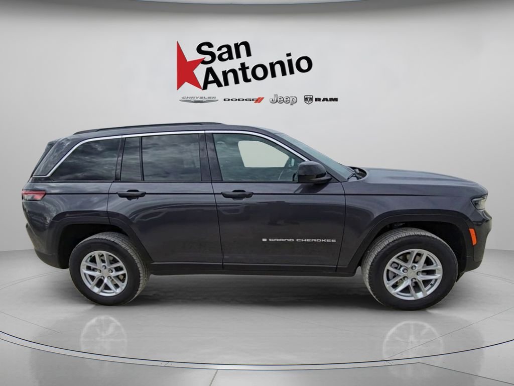 New 2025 Baltic Gray Metallic Clear-Coat Exterior Paint Jeep Laredo X image 17