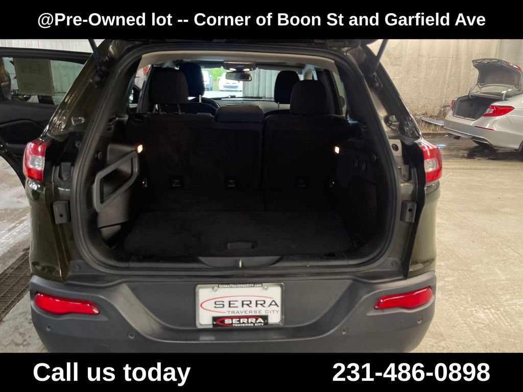 Used 2017 Green Jeep Latitude image 27