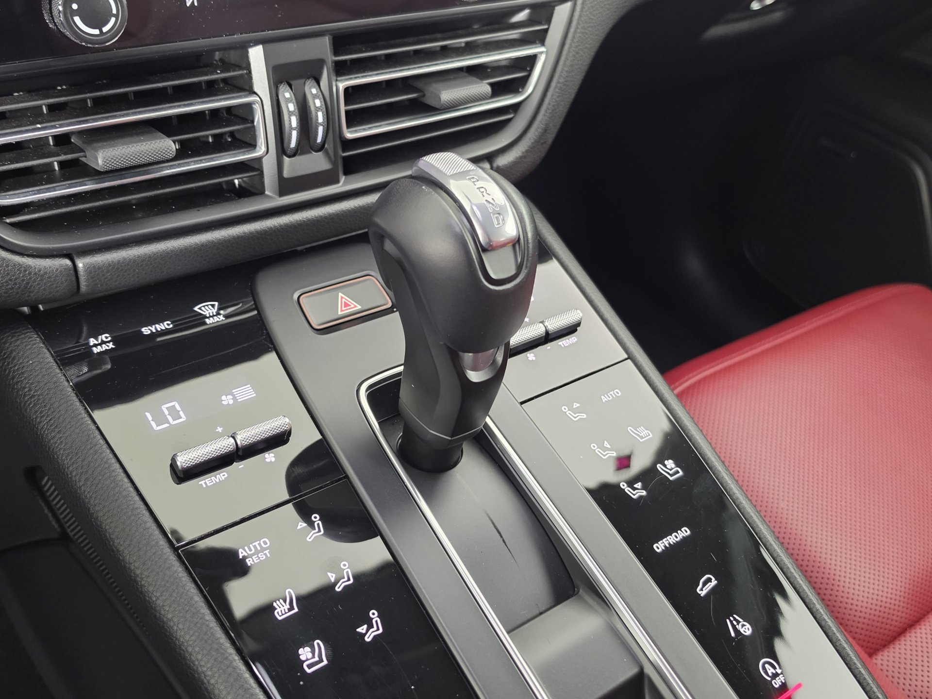 2025 Porsche Macan T - Photo 23
