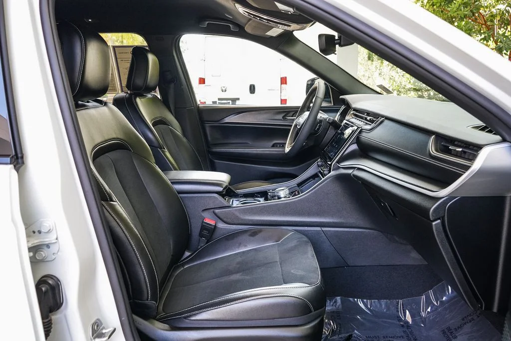Used 2023 White Jeep Altitude X image 16