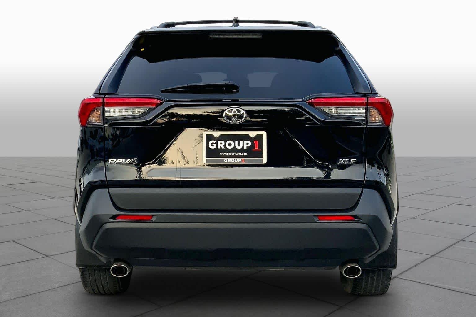 Used 2021 Midnight Black Metallic Toyota XLE Premium image 5