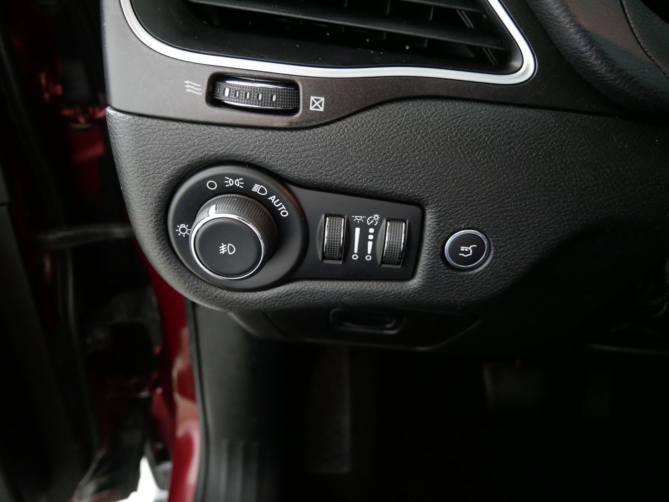 Used 2019 Velvet Red Pearlcoat Jeep Trailhawk image 26
