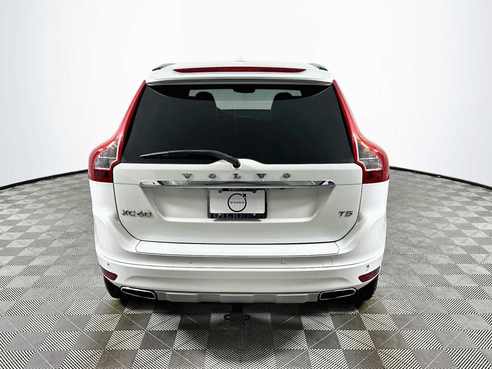 Used 2017 Crystal White Pearl Metallic Volvo Inscription image 6
