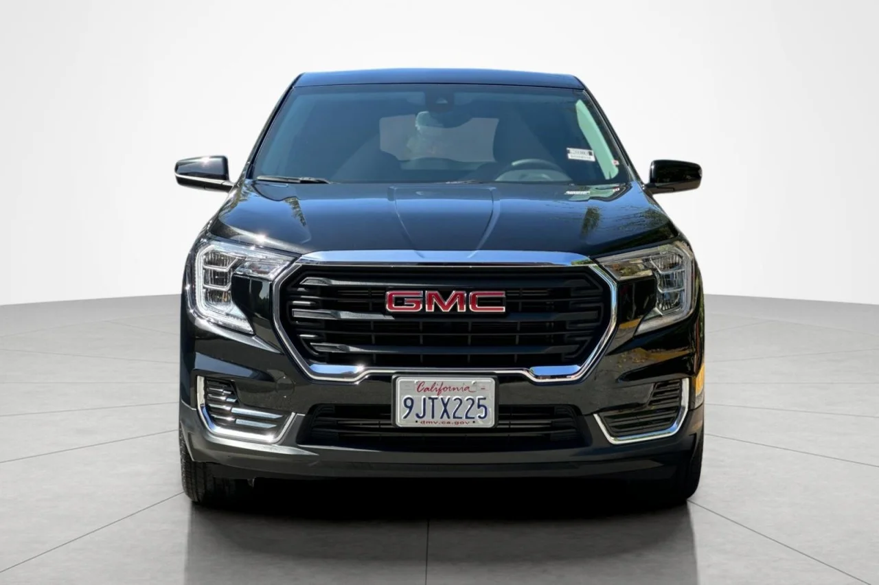 Used 2024 BLACK GMC SLE image 8
