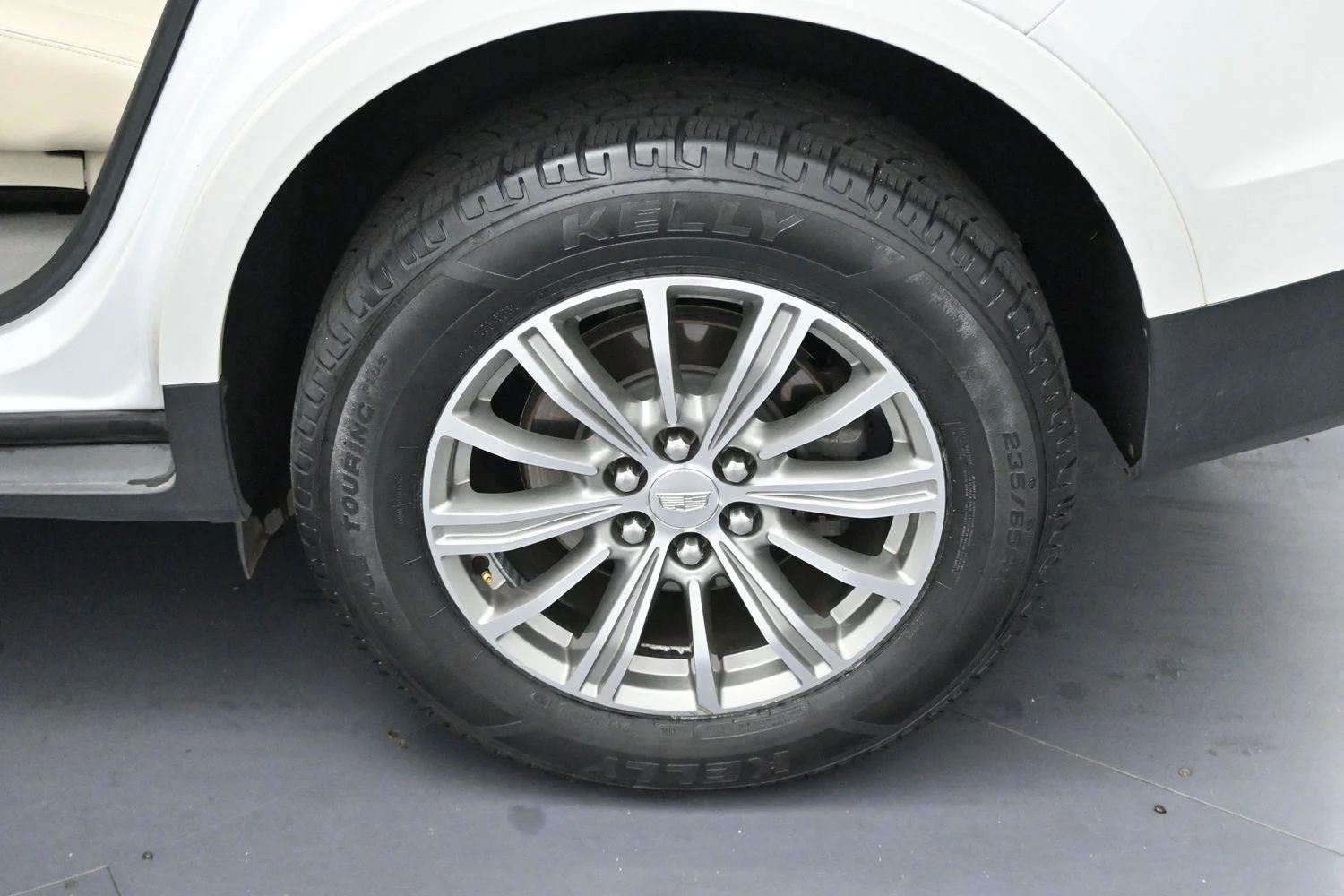 Used 2017 CRYSTAL WHITE TRICOAT Cadillac Luxury FWD image 32