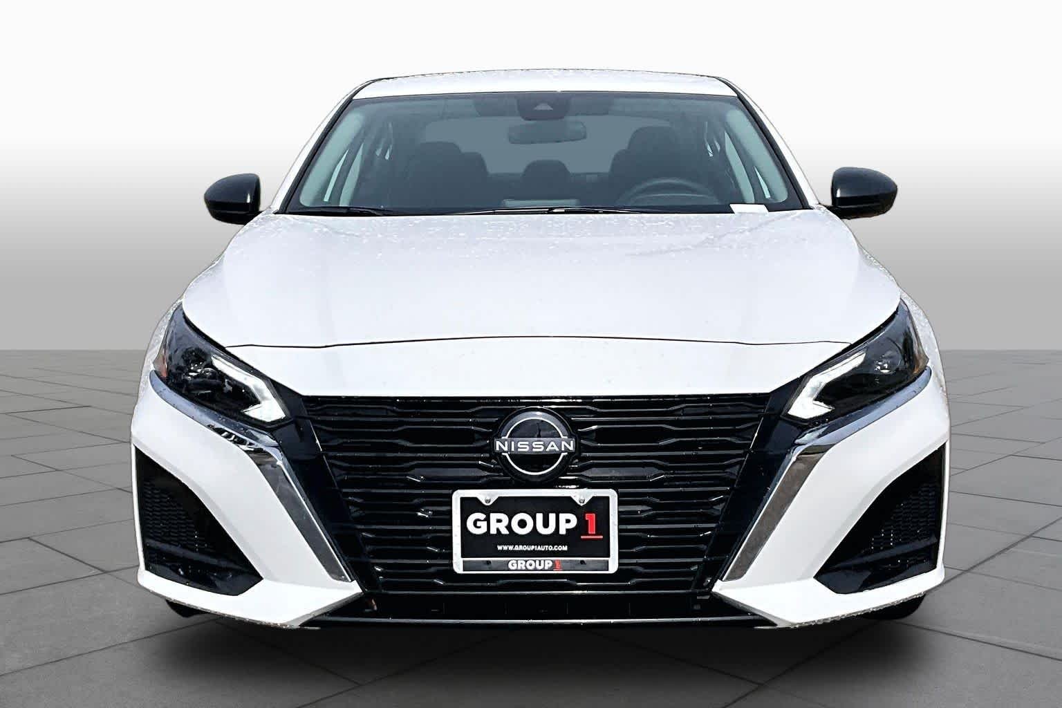 Used 2025 Glacier White Nissan SV image 4
