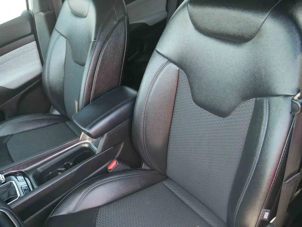 Used 2024 Silver Jeep Latitude image 25