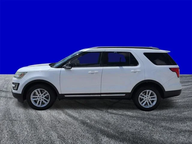 Certified Used 2017 White Platinum Clearcoat Metallic Ford XLT image 7