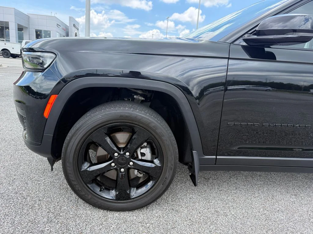 Used 2023 Black Jeep Altitude image 24