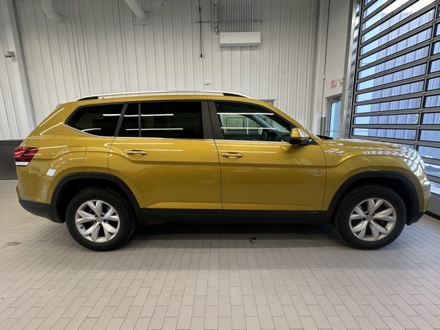 Used 2018 Volkswagen Atlas SE w/Tech with VIN 1V2LR2CA4JC517058 for sale in North Haven, CT