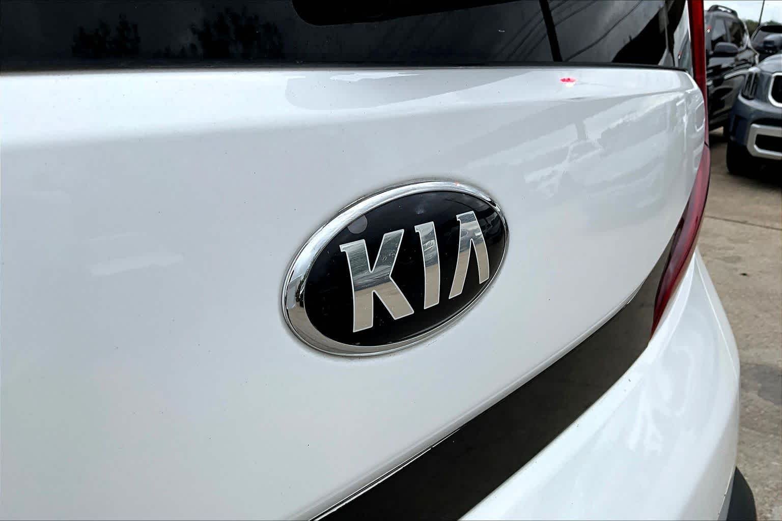 Used 2021 Snow White Pearl Kia LX image 29