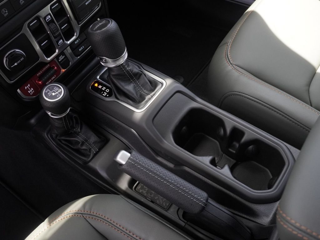 New 2026 Bright White Clear-Coat Exterior Paint Jeep Mojave image 17