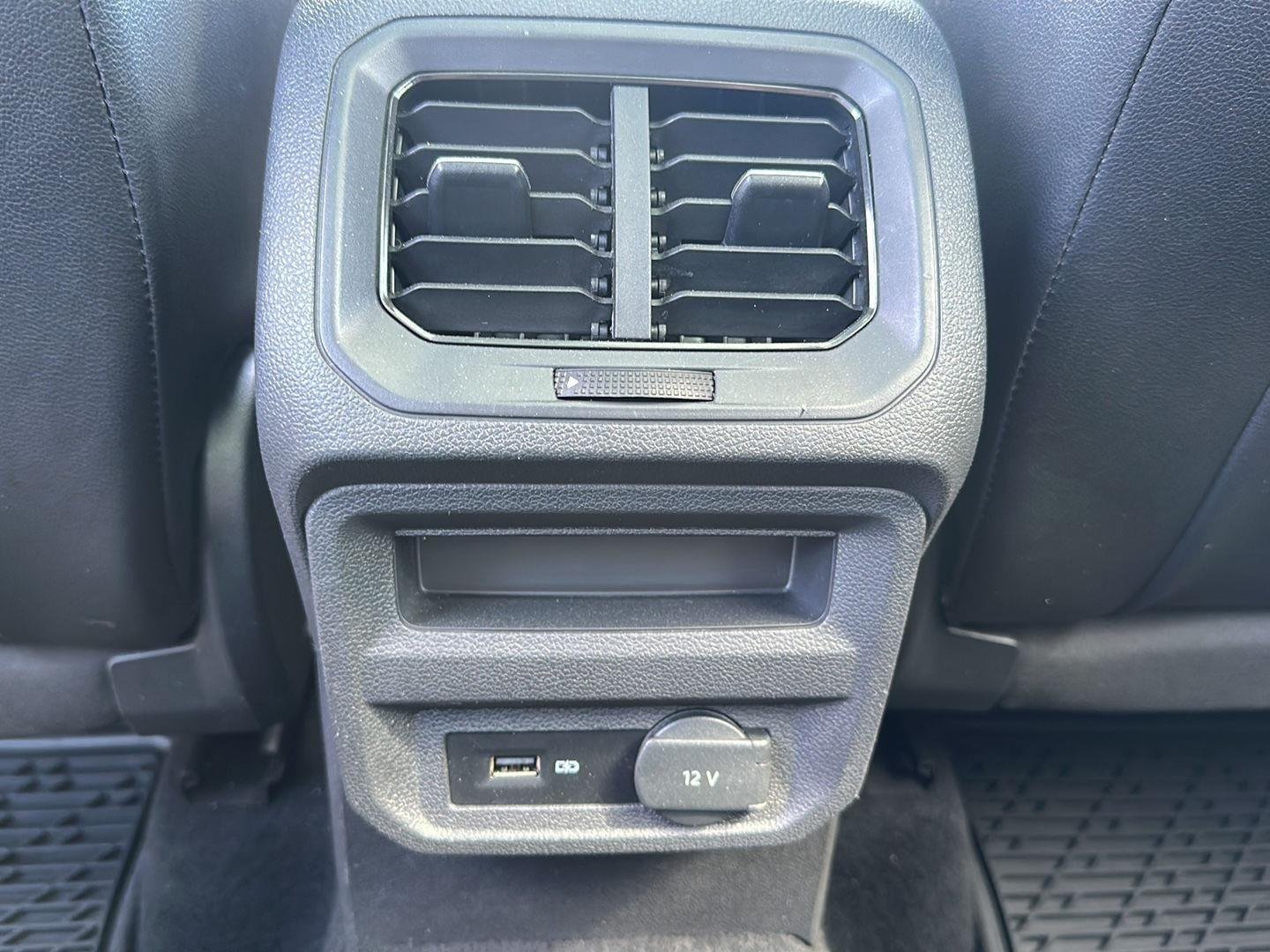 Used 2019 Platinum Gray Metallic Volkswagen SE image 13