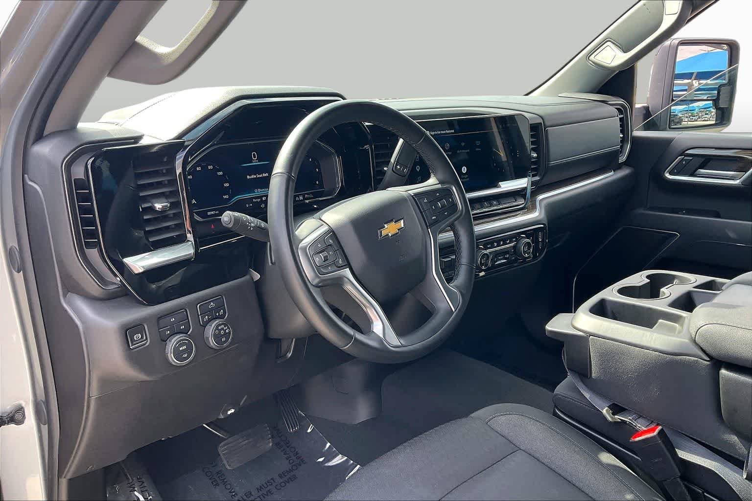 Used 2025 Sterling Gray Metallic Chevrolet LT image 17