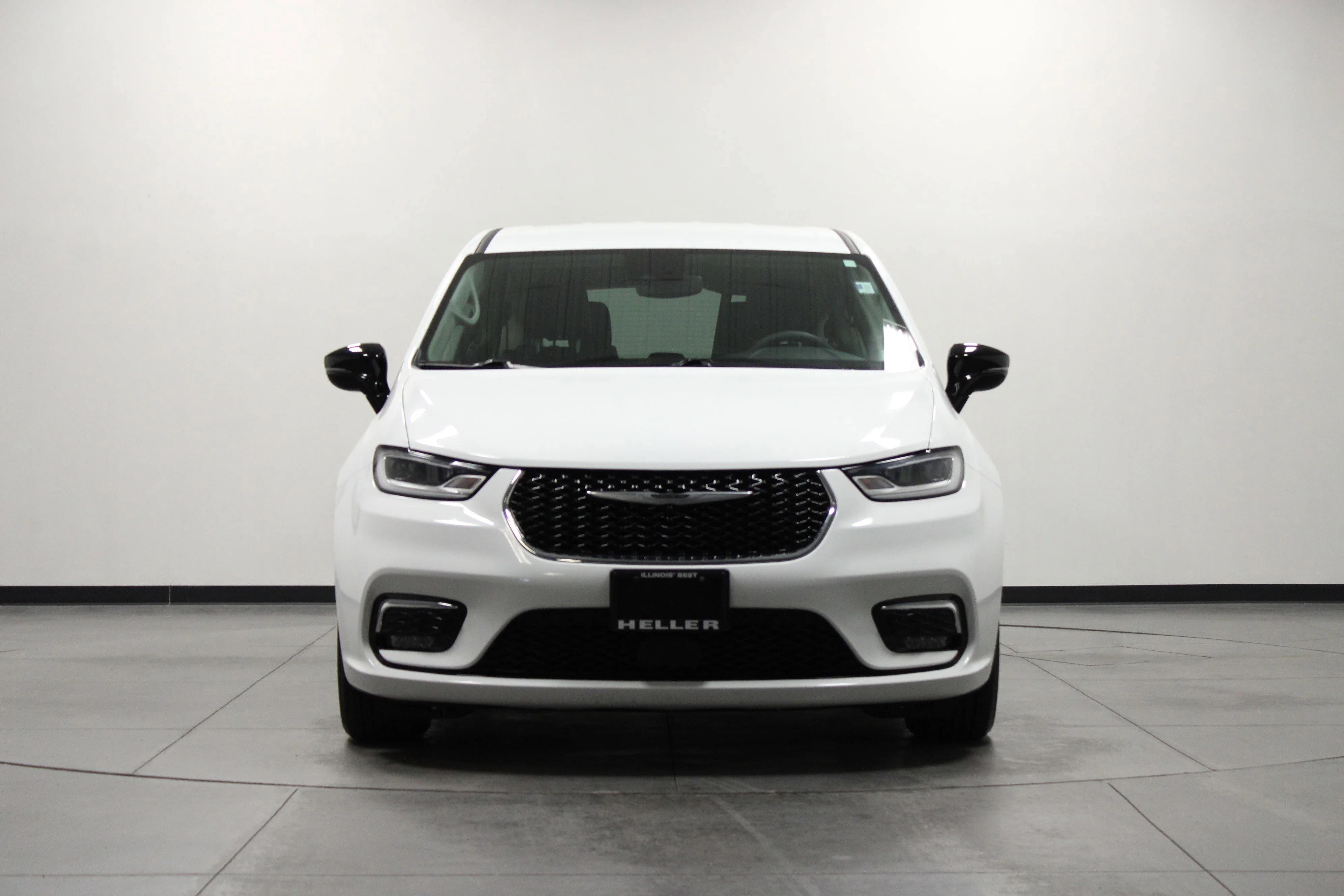 Used 2024 Bright White Clearcoat Chrysler Select image 9