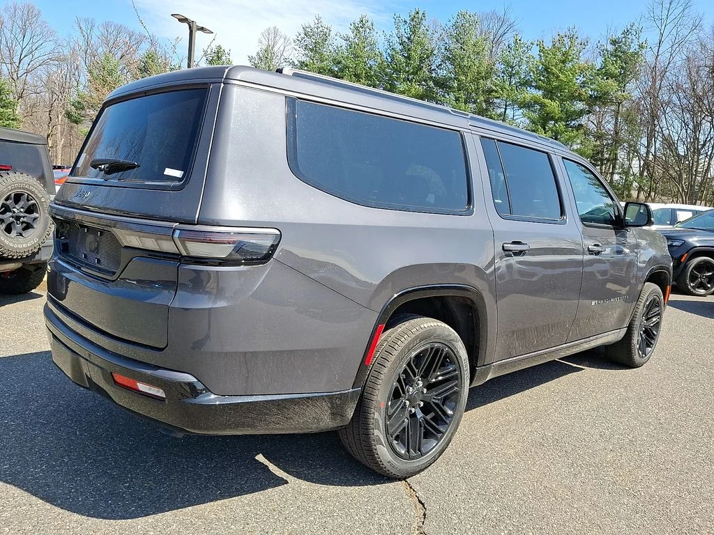 New 2026 Baltic-Gray Metallic Clear-Coat Exterior Paint Jeep Limited Reserve image 4