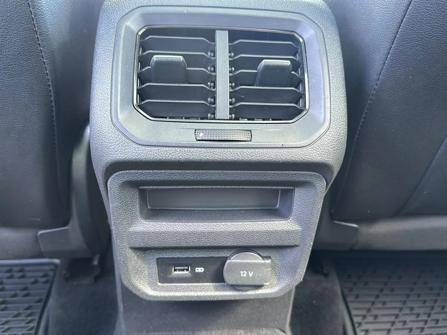 Used 2019 Platinum Gray Metallic Volkswagen SE image 13