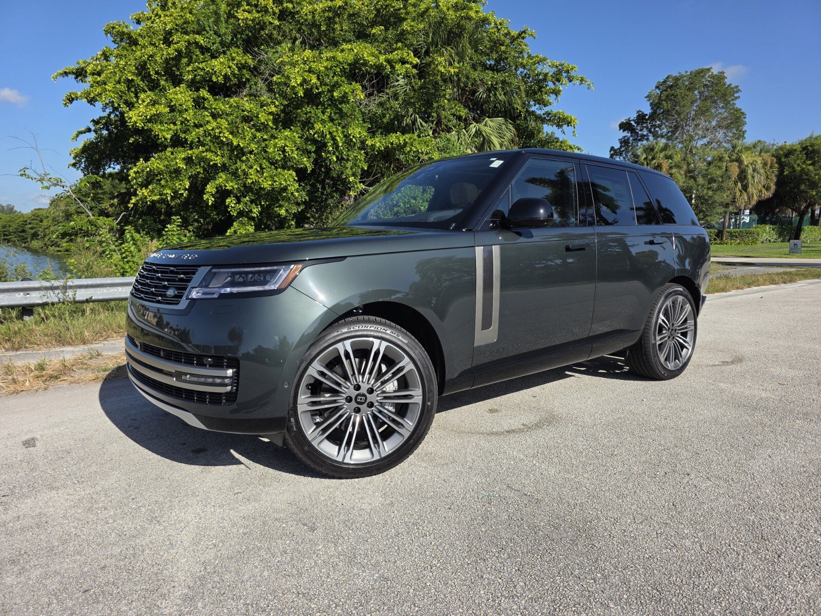 New 2027 Belgravia Green Land Rover P400 SE image 1