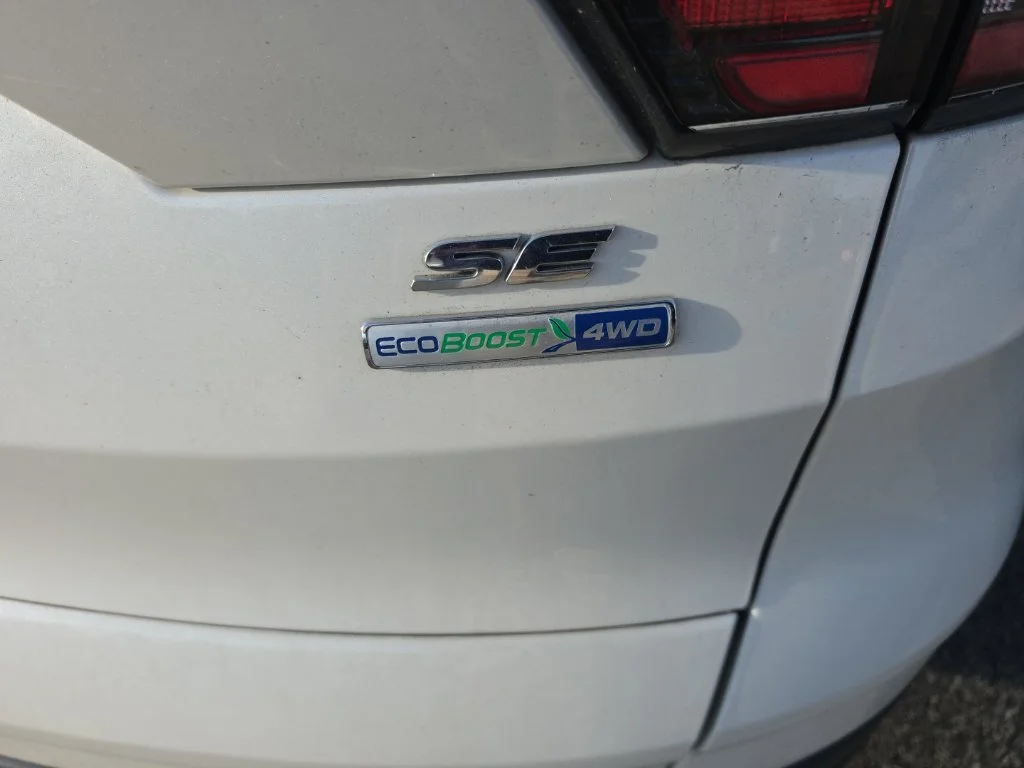 Used 2017 White Platinum Clearcoat Metallic Ford SE image 4