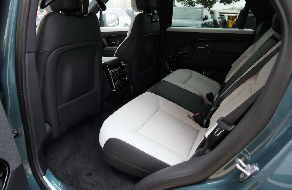 New 2027 Giola Green Land Rover Dynamic SE image 31