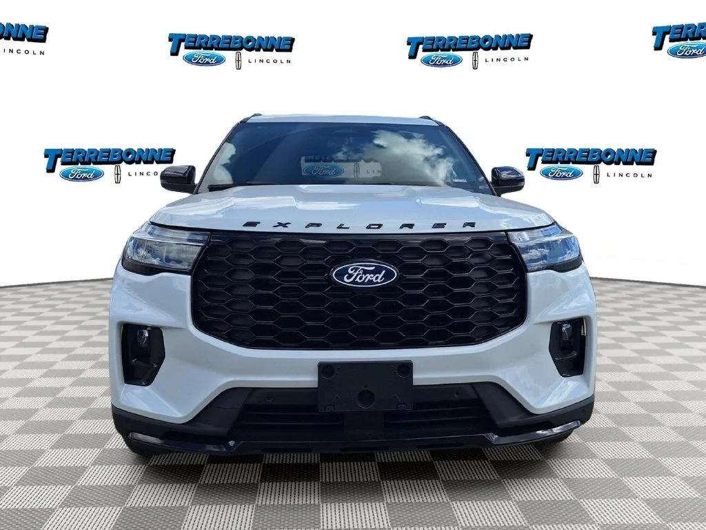 New 2027 Star White Metallic Tri-Coat Ford ST-Line image 2