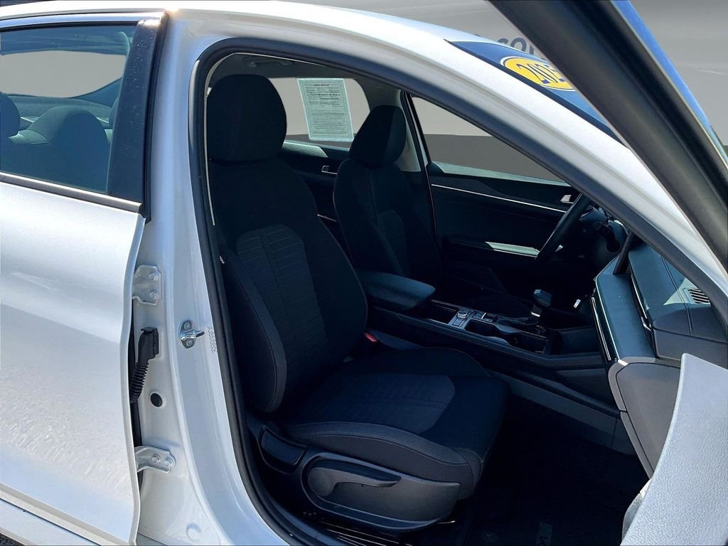 Used 2025 White Kia LXS image 28