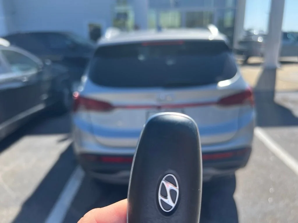 Used 2023 Silver Hyundai SEL image 4