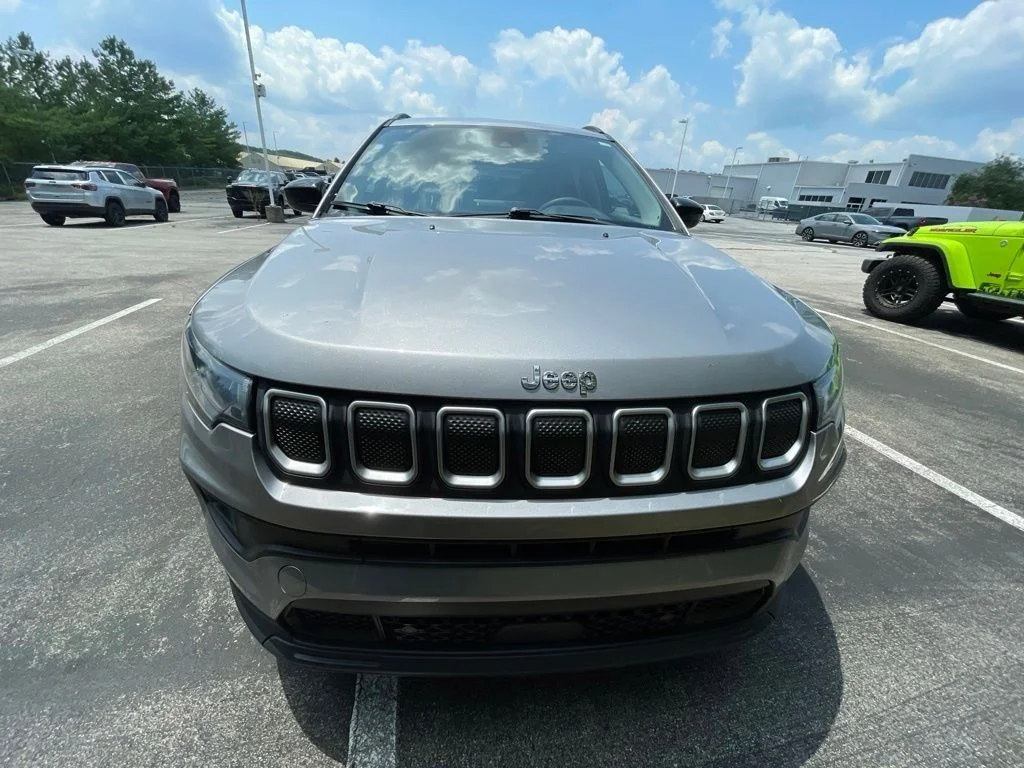 Used 2022 Silver Jeep Latitude image 8