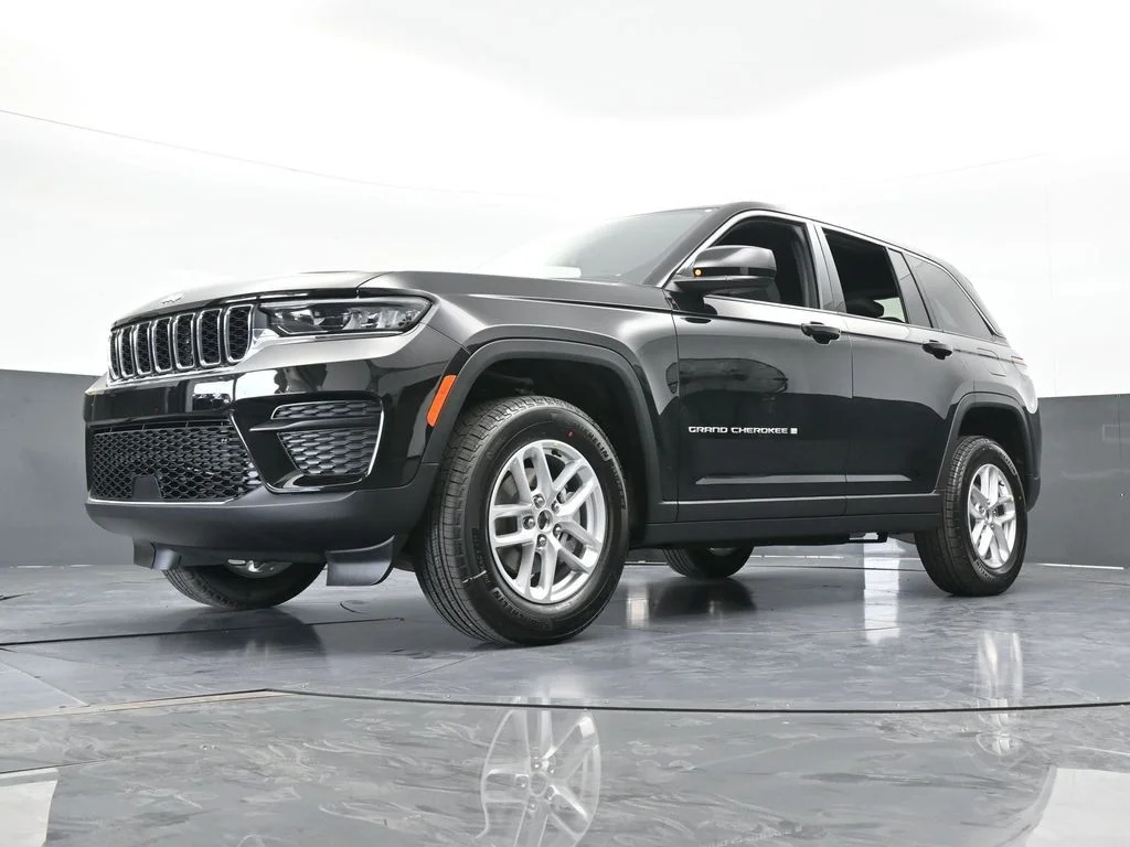 New 2026 Diamond Black Crystal Pearl-Coat Exterior Paint Jeep Laredo X image 53