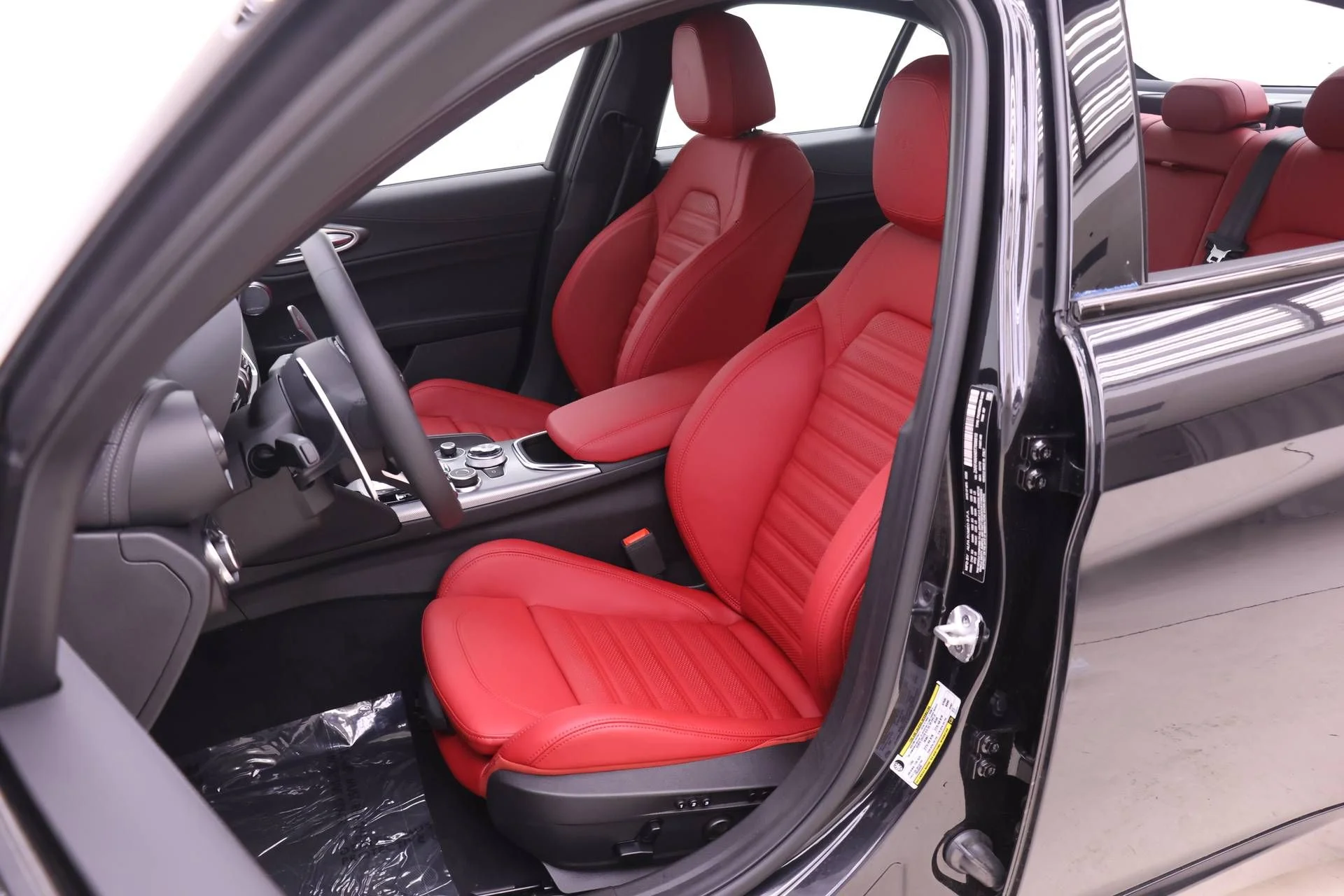 New 2026 Vulcano Black Metallic Exterior Paint Alfa Romeo Base image 7