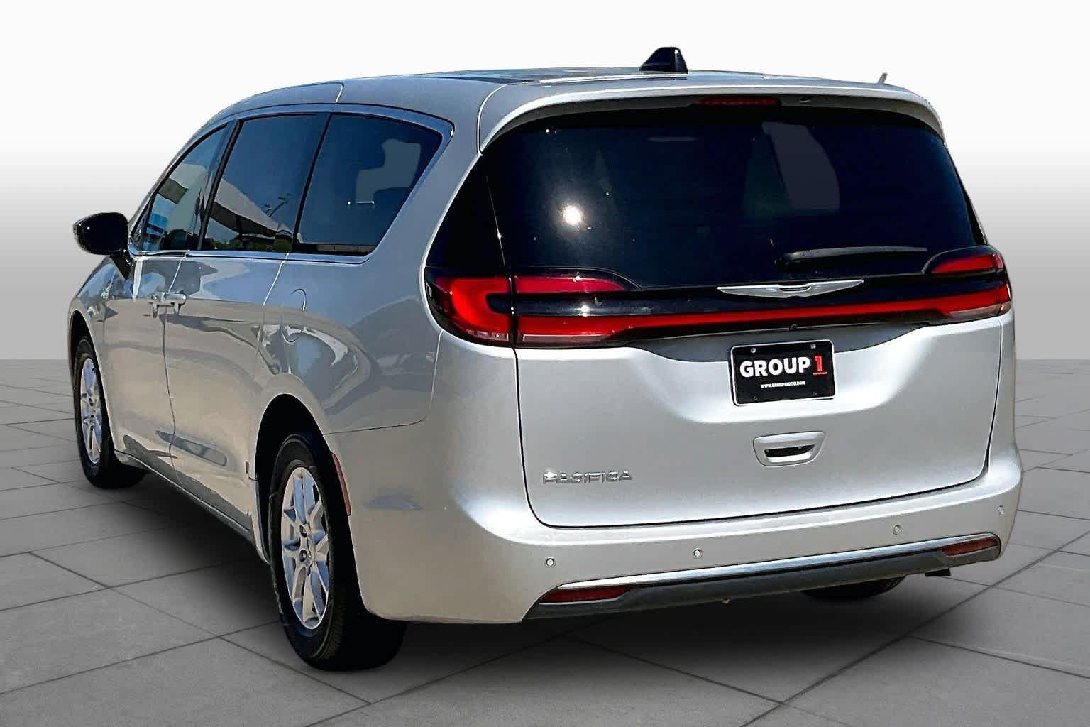 Used 2024 Silver Mist Clearcoat Chrysler Touring L image 12
