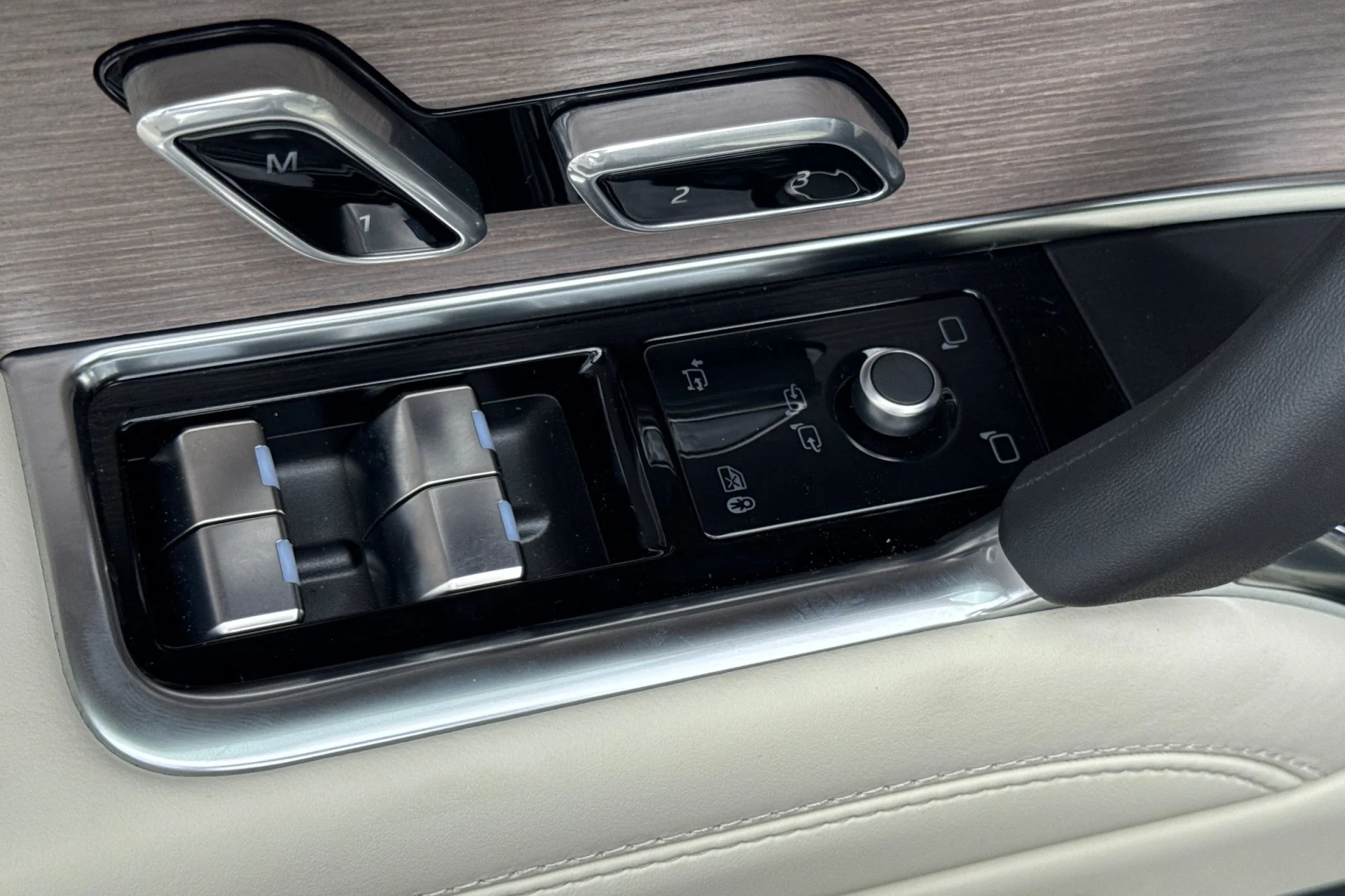 New 2026 Belgravia Green Land Rover SE image 15