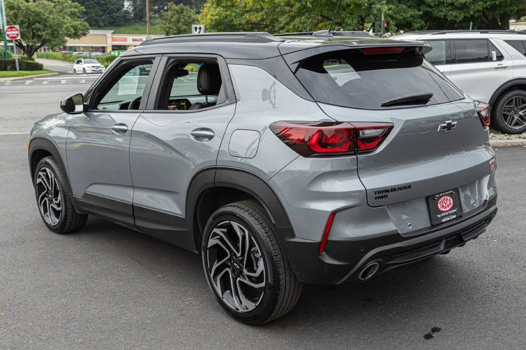 Used 2025 Gray Chevrolet RS image 4