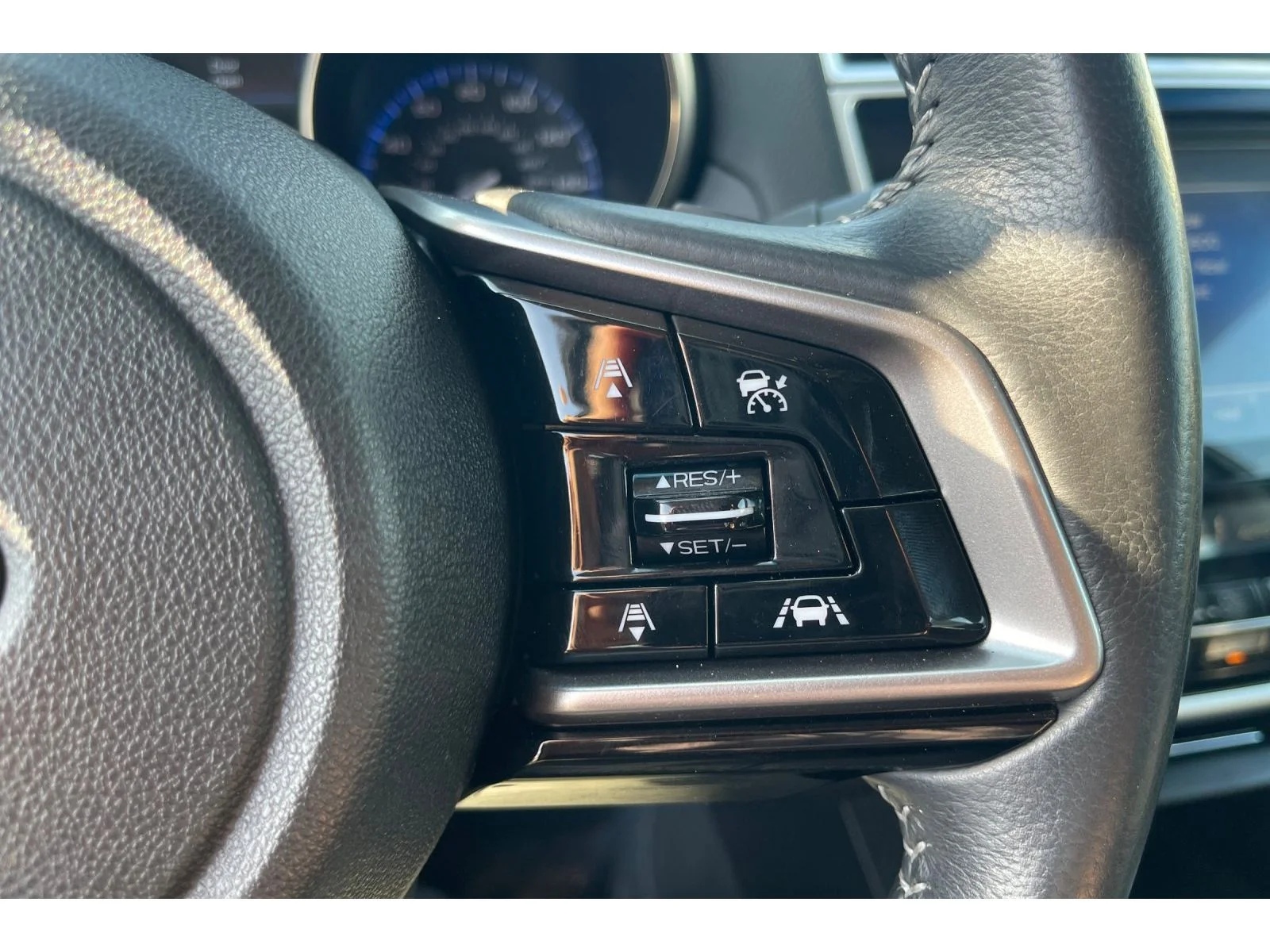 Used 2018 CRYSTAL WHITE PEA Subaru Limited image 34