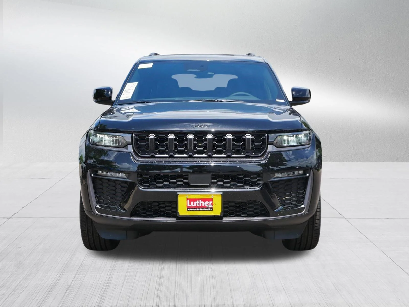 New 2026 Diamond Black Crystal Pearl-Coat Exterior Paint Jeep Limited image 2